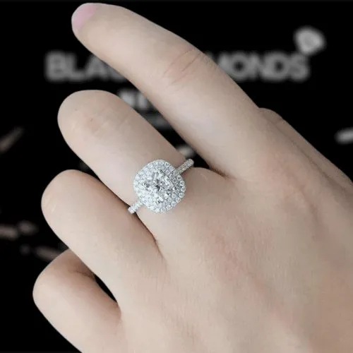 Dazzling Square-Shaped Diamond Ring