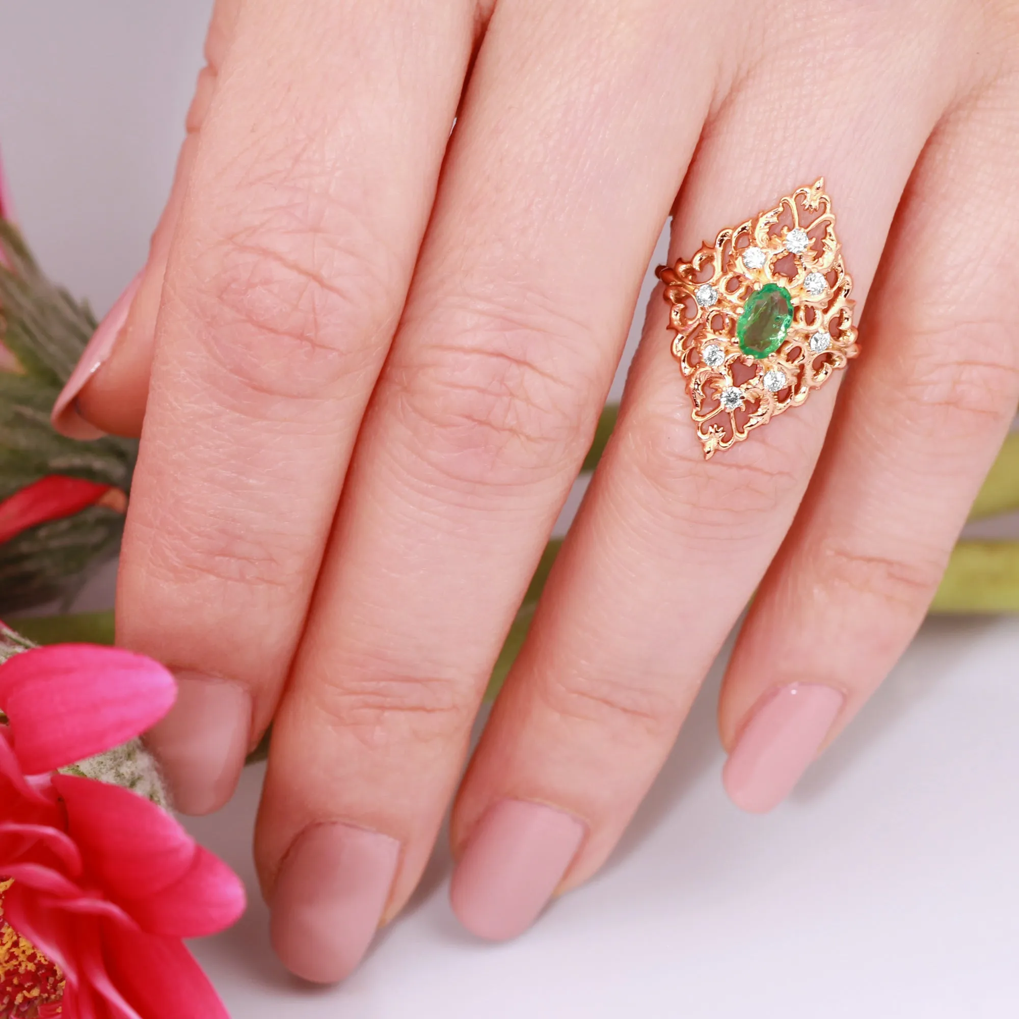"Allegretto" Emerald Ring with Diamonds in Yellow Gold