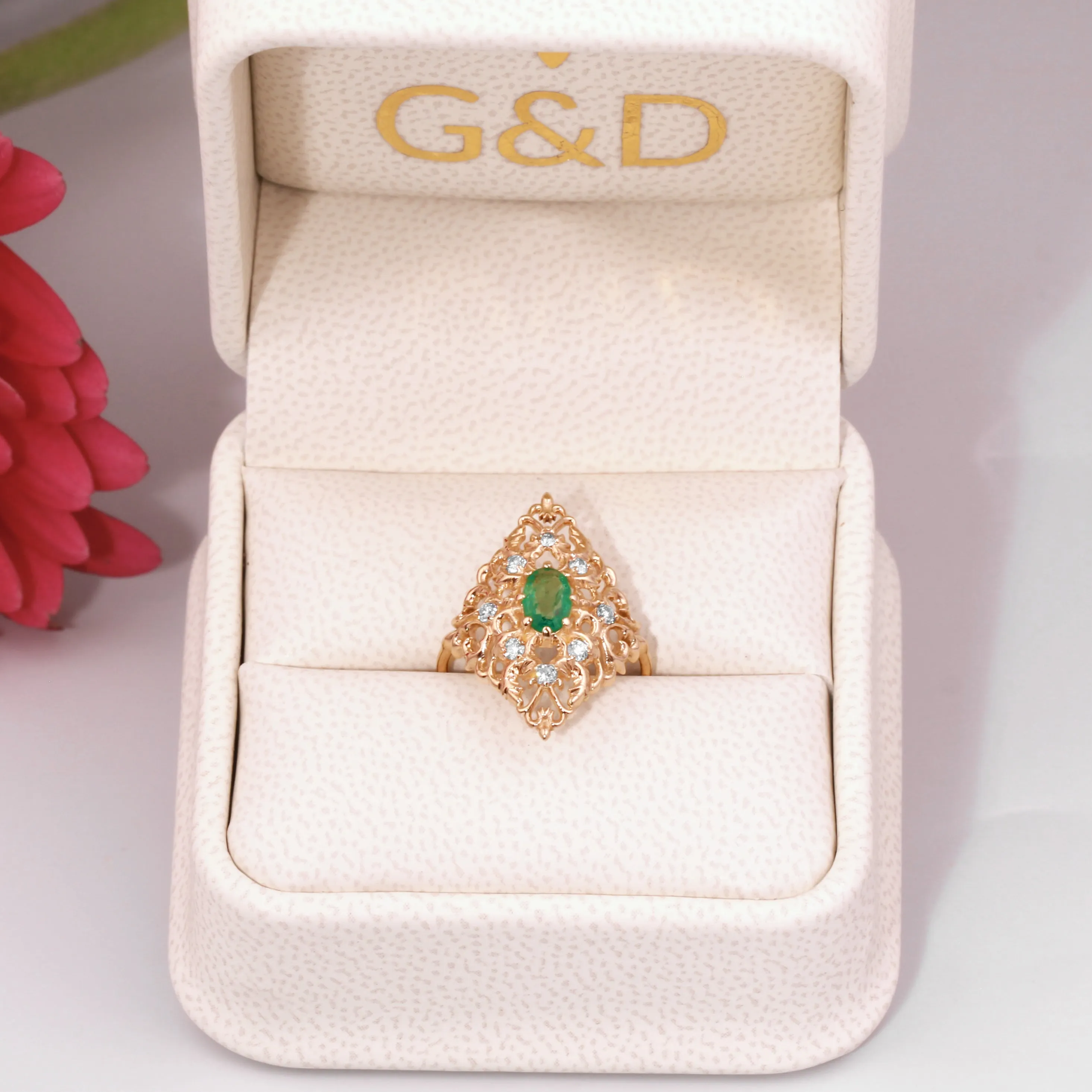 "Allegretto" Emerald Ring with Diamonds in Yellow Gold
