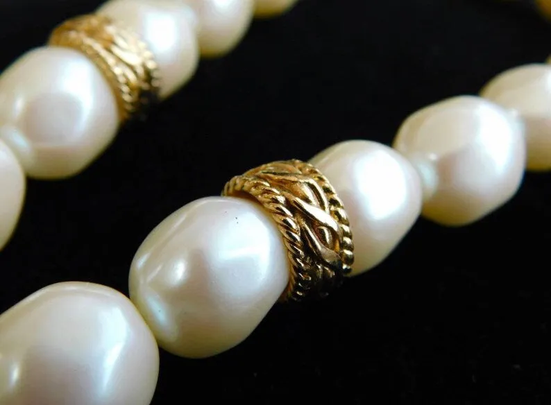 Vintage Givenchy baroque faux pearl and golden twist charm necklace. Elegant jewelry piece. 0406102