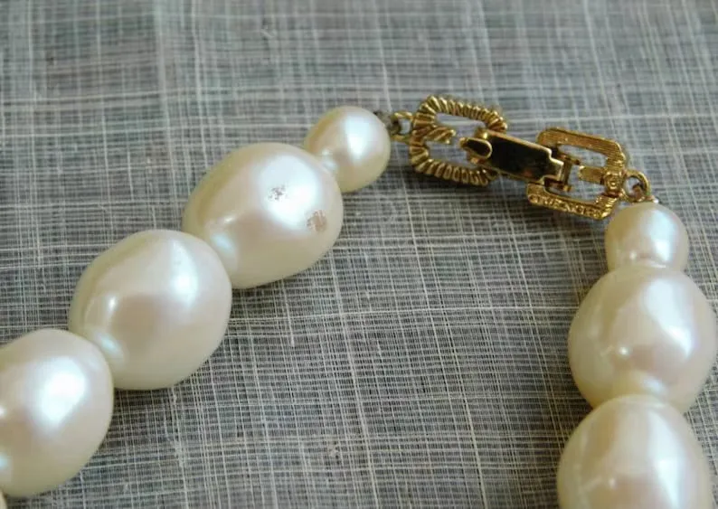 Vintage Givenchy baroque faux pearl and golden twist charm necklace. Elegant jewelry piece. 0406102