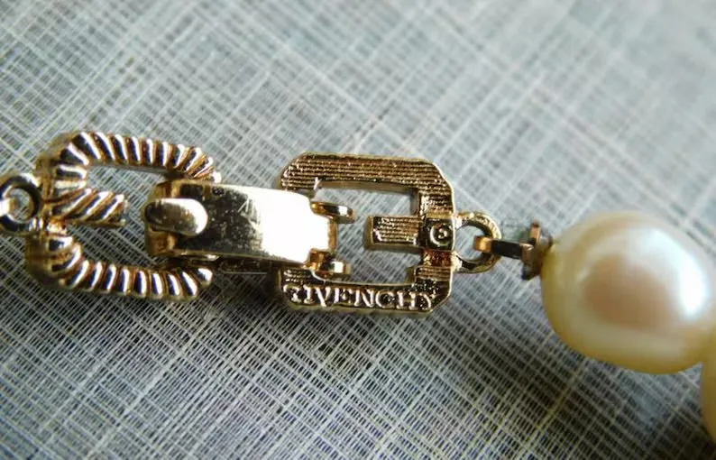 Vintage Givenchy baroque faux pearl and golden twist charm necklace. Elegant jewelry piece. 0406102