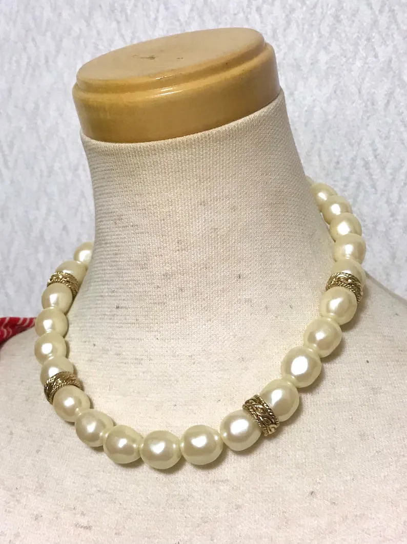 Vintage Givenchy baroque faux pearl and golden twist charm necklace. Elegant jewelry piece. 0406102