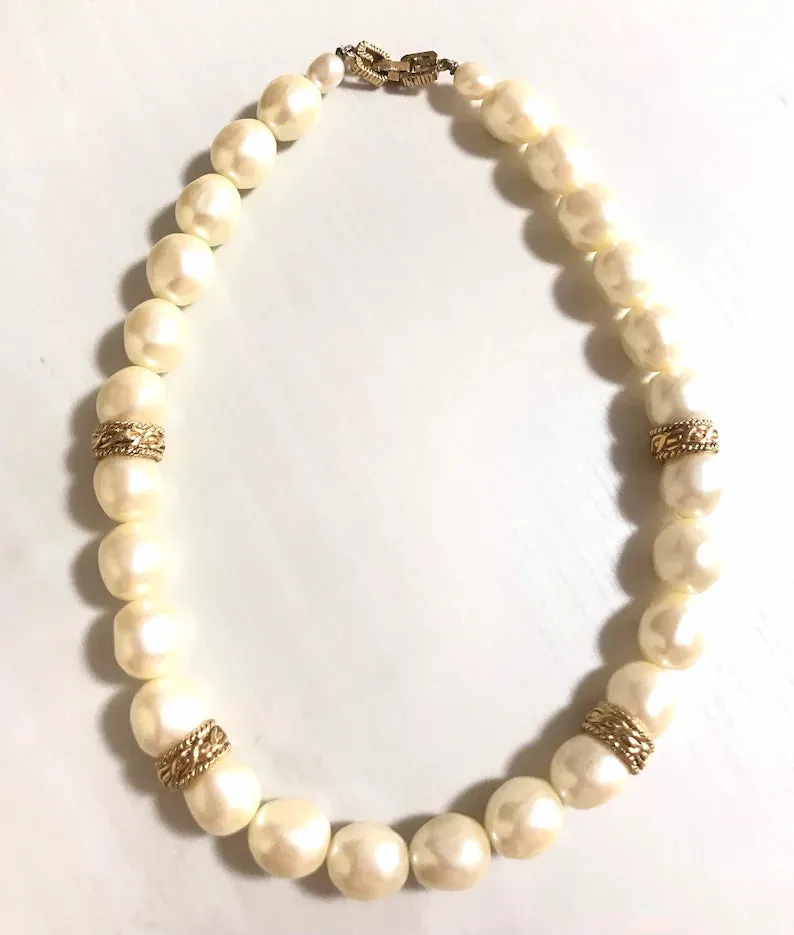 Vintage Givenchy baroque faux pearl and golden twist charm necklace. Elegant jewelry piece. 0406102