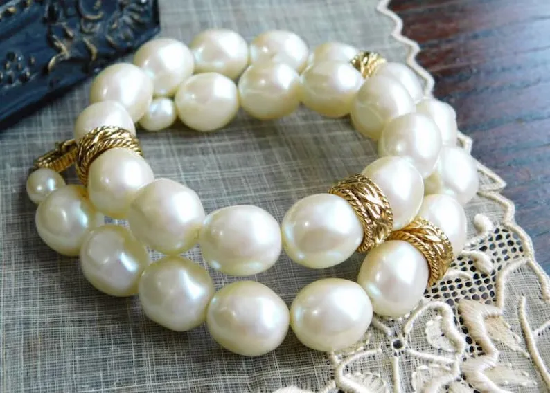 Vintage Givenchy baroque faux pearl and golden twist charm necklace. Elegant jewelry piece. 0406102