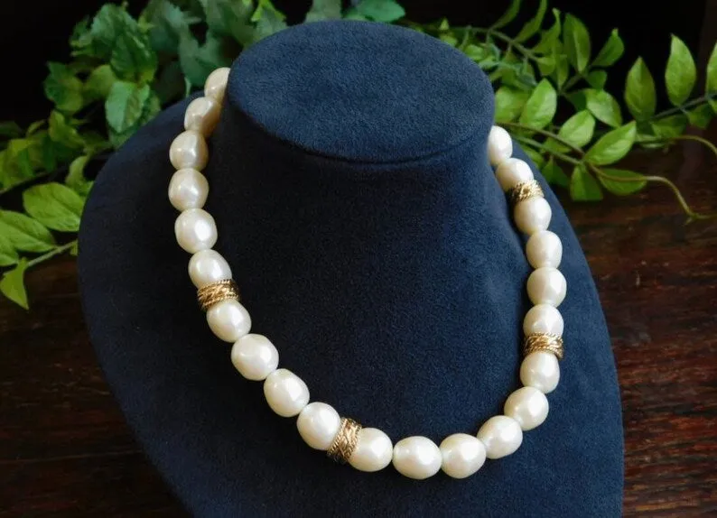 Vintage Givenchy baroque faux pearl and golden twist charm necklace. Elegant jewelry piece. 0406102