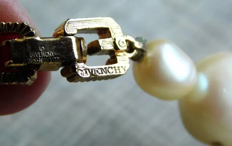 Vintage Givenchy baroque faux pearl and golden twist charm necklace. Elegant jewelry piece. 0406102